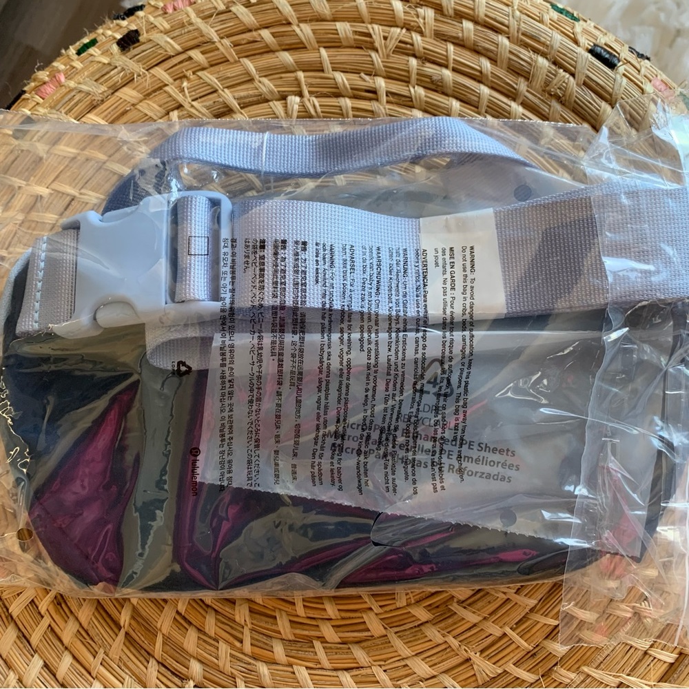 Lululemon All Day Essentials Belt Bag 2.5L - Picture 7 of 7